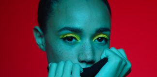 JONES explora cor e elegância no videoclipe de “Something Bout Our Love”