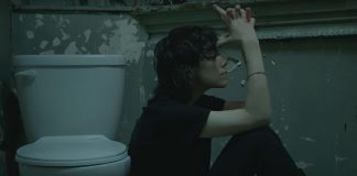 Charlotte Gainsbourg lança videoclipe surreal de “I’m a Lie”
