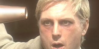 Franz Ferdinand cura fiéis num culto exagerado no clipe de “Feel The Love Go”