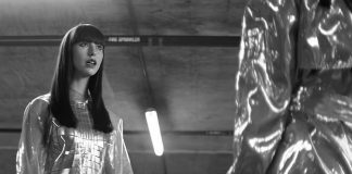 Kimbra confronta seu clone no videoclipe de “Human”