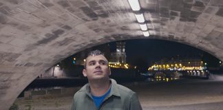 Rostam, ex-Vampire Weekend, atravessa cidades pelo mundo no clipe de “Bike Dream”