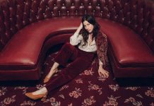 Buzzy Lee, projeto musical da filha de Spielberg e produzido por Nicolas Jaar, lança o single “Coolhand”