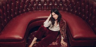 Buzzy Lee, projeto musical da filha de Spielberg e produzido por Nicolas Jaar, lança o single “Coolhand”