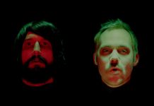 O Death From Above é afetado por uma força estranha no videoclipe de “Caught Up”