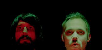 O Death From Above é afetado por uma força estranha no videoclipe de “Caught Up”