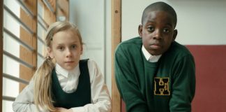 O Hugh mostra suas versões ‘mini’ no clipe de “Go” para divulgar o álbum ‘Love, Hugh’
