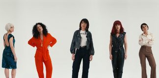 Joan As Police Woman interpreta diversas personagens no videoclipe de “Tell Me”
