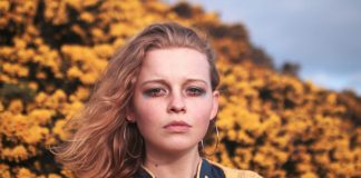 A promessa pop Millie Turner apresenta o single “Eyes On You”, o segundo da carreira