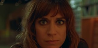 Nicole Atkins enlouquece numa convenção no divertido videoclipe de “Brokedown Luck”