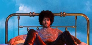 Twin Shadow lança o single “Saturdays” com as Haim e “Little Woman” para anunciar o álbum ‘Caer’