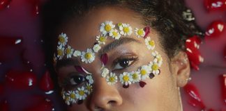 Amber Mark lança videoclipe caprichado e tocante de “Love Me Right”