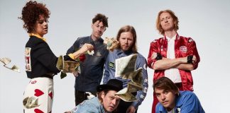 Arcade Fire lança curta-metragem épico ‘Money + Love’ com a atriz Toni Collette