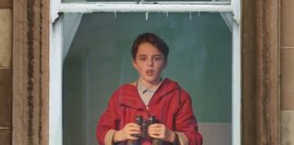 Belle and Sebastian coloca um garoto para espionar a vizinhança no videoclipe de “Poor Boy”