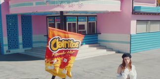 Clairo dança com “Cheetos humanos” no videoclipe de “Flaming Hot Cheetos”