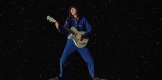 Courtney Barnett viaja pelo espaço e tempo no videoclipe de “Need A Little Time”