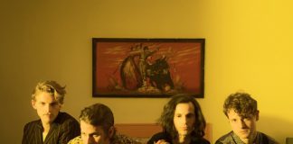 Foster the People aparece romântico e funky no single “Sit Next to Me”