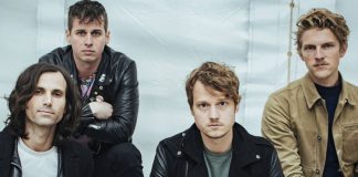 Foster The People lança videoclipe de “Sit Next to Me” com um giro pelo mundo