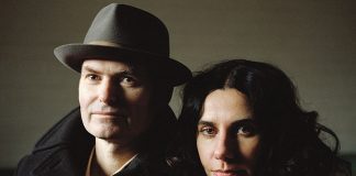John Parish e PJ Harvey lançam o dueto “Sorry for Your Loss” em homenagem a Mark Linkous
