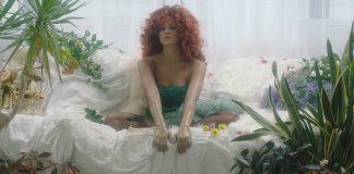LION BABE nos leva a uma jornada mitológica no videoclipe de “Honey Dew”
