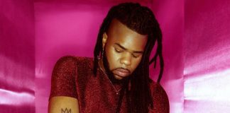 MNEK oferece um jantar com muita tensão sexual no videoclipe de “Tongue”