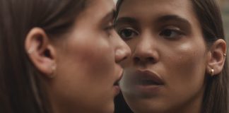 Okay Kaya explora uma relação íntima com um clone no videoclipe de “Dance Like U”