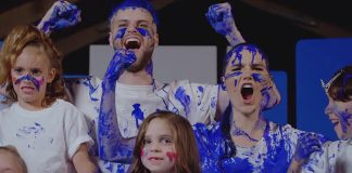 SOFI TUKKER se diverte com a criançada no videoclipe de”Baby I’m A Queen”