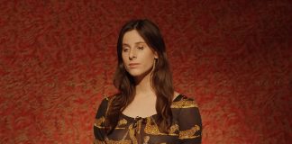Buzzy Lee, projeto musical da filha de Spierlberg, lança videoclipe de “Facepaint”