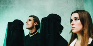 O eletro kitsch Confidence Man comemora o álbum de estreia com clipe “Don’t You Know I’m In A Band”