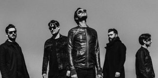 Editors lança videoclipe de “Darkness at the Door” com cenas de show ao vivo