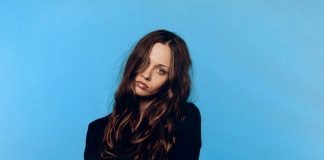 Fiona Apple canta a faixa inédita “I Can’t Wait to Meet You” em coletânea beneficente
