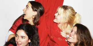 Hinds dá um rolê de bicicleta por Madrid no videoclipe de “Finally Floating”