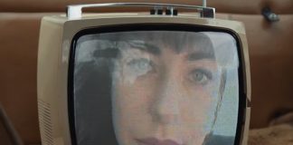 Kimbra encontra-se presa em televisores no videoclipe de “Like They Do On The TV”