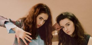 Let’s Eat Grandma lança a encantadora “It’s Not Just Me” com produção de SOPHIE e Faris Badwan