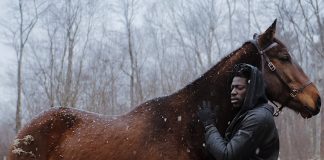 Moses Sumney apresenta videoclipe cinematográfico e nefasto para “Quarrel”