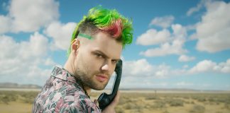 O SOFI TUKKER aventura-se pelo deserto no colorido videoclipe de “Batshit”