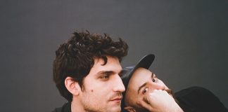 Woodkid e Louis Garrel encontram-se no cover de “L’aérogramme de Los Angeles” de Yves Simon