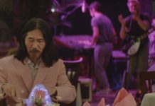 Aldo é atração em churrascaria no videoclipe de “Trembling Eyelids”