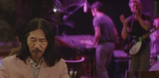 Aldo é atração em churrascaria no videoclipe de “Trembling Eyelids”