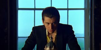 Arctic Monkeys lança clipe enigmático e retrô de “Four Out Of Five”