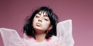 Charli XCX canta sobre festejar sem fim na inédita “5 In The Morning”