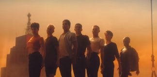Christine and the Queens no topo de um arranha-céu no videoclipe de “Girlfriend”
