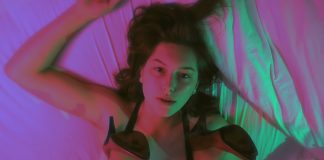 King Princess enfrenta o fim de um amor no clipe de “Talia” e anuncia EP de estreia