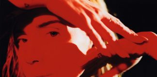 Lykke Li grava videoclipe de “Deep End” com um celular e mostra pôster de “Hard Rain”