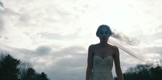 Wolf Alice e sua noiva em fuga no videoclipe de “Space & Time”