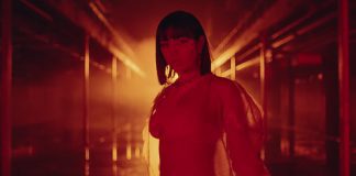 Charli XCX festeja sozinha num galpão no videoclipe de “5 In The Morning”