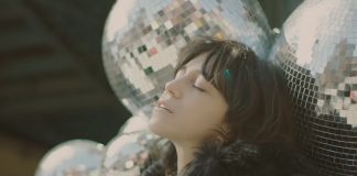 Charlotte Gainsbourg sonha acordada no videoclipe de “Sylvia Says”