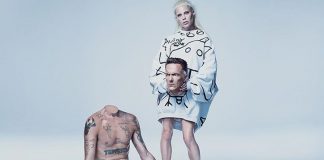 Die Antwoord na pele de uma criatura alienígena no clipe de “Alien”
