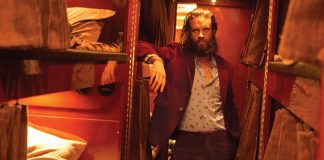 Father John Misty perambula pelas ruas de Manhattan no clipe de “God’s Favorite Customer”