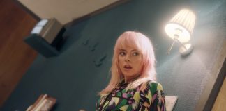 Lily Allen caminha pelas paredes de um quarto no clipe de “Lost My Mind”