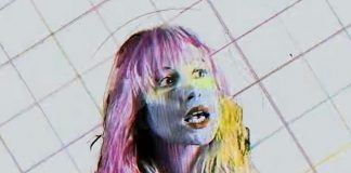 Paramore passeia pelo clima pop dos anos 80 no clipe retrô de “Caught In The Middle”